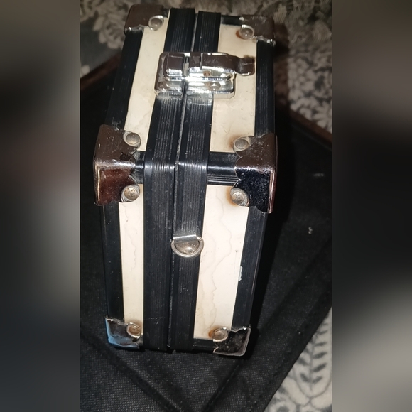 Latch Box Bag - Picture 2 of 3